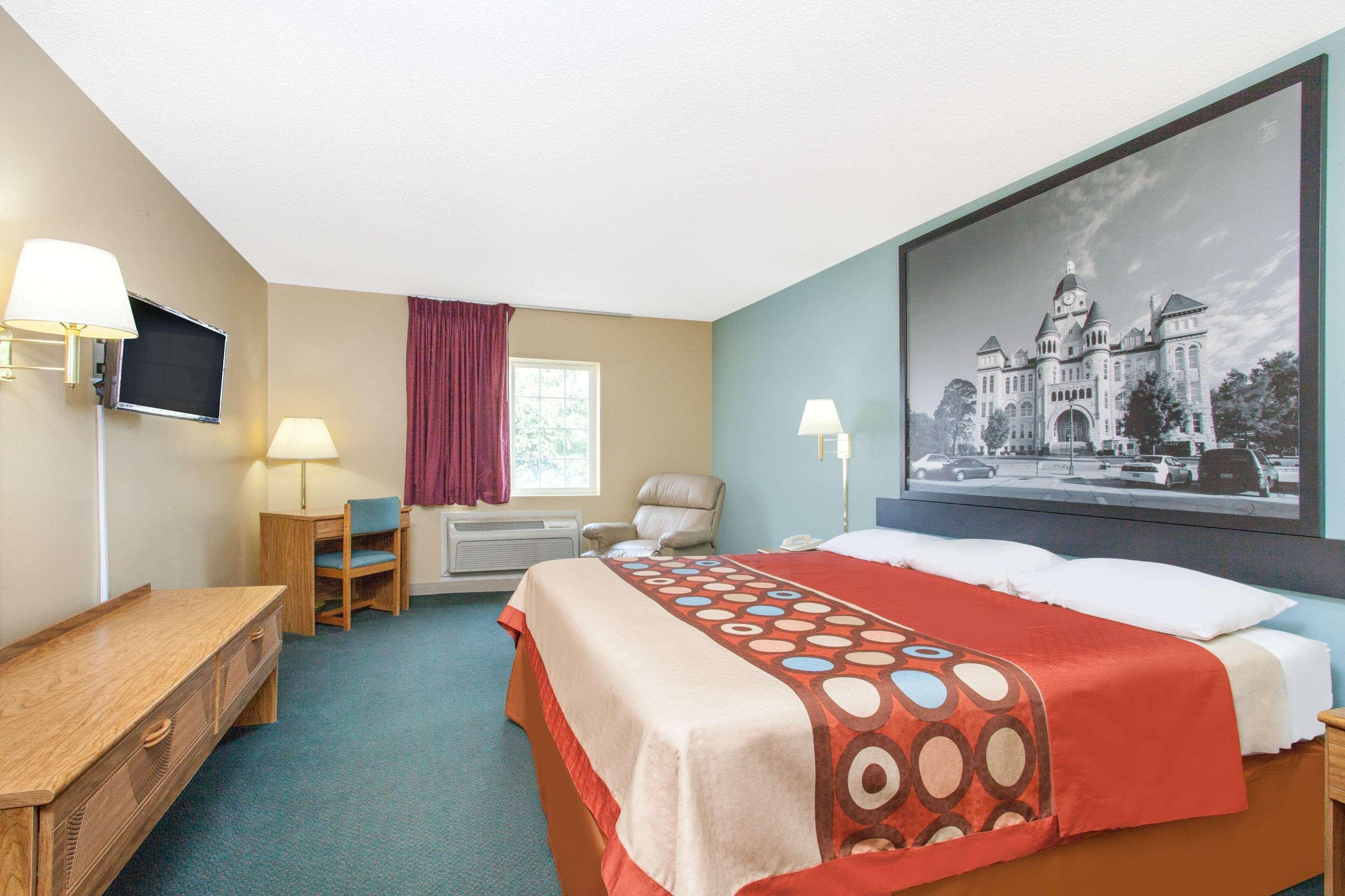 Super 8 By Wyndham Carthage Hotel Екстериор снимка