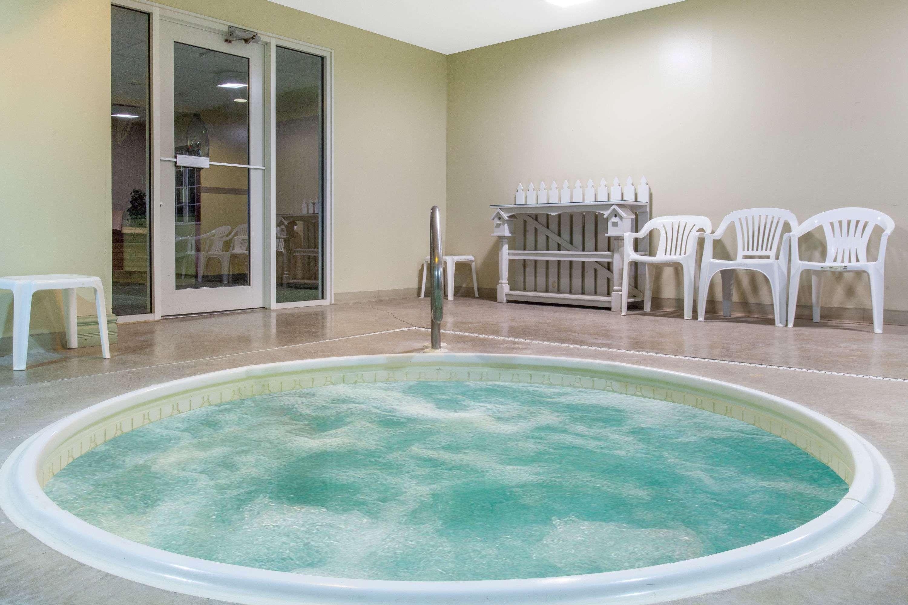 Super 8 By Wyndham Carthage Hotel Екстериор снимка