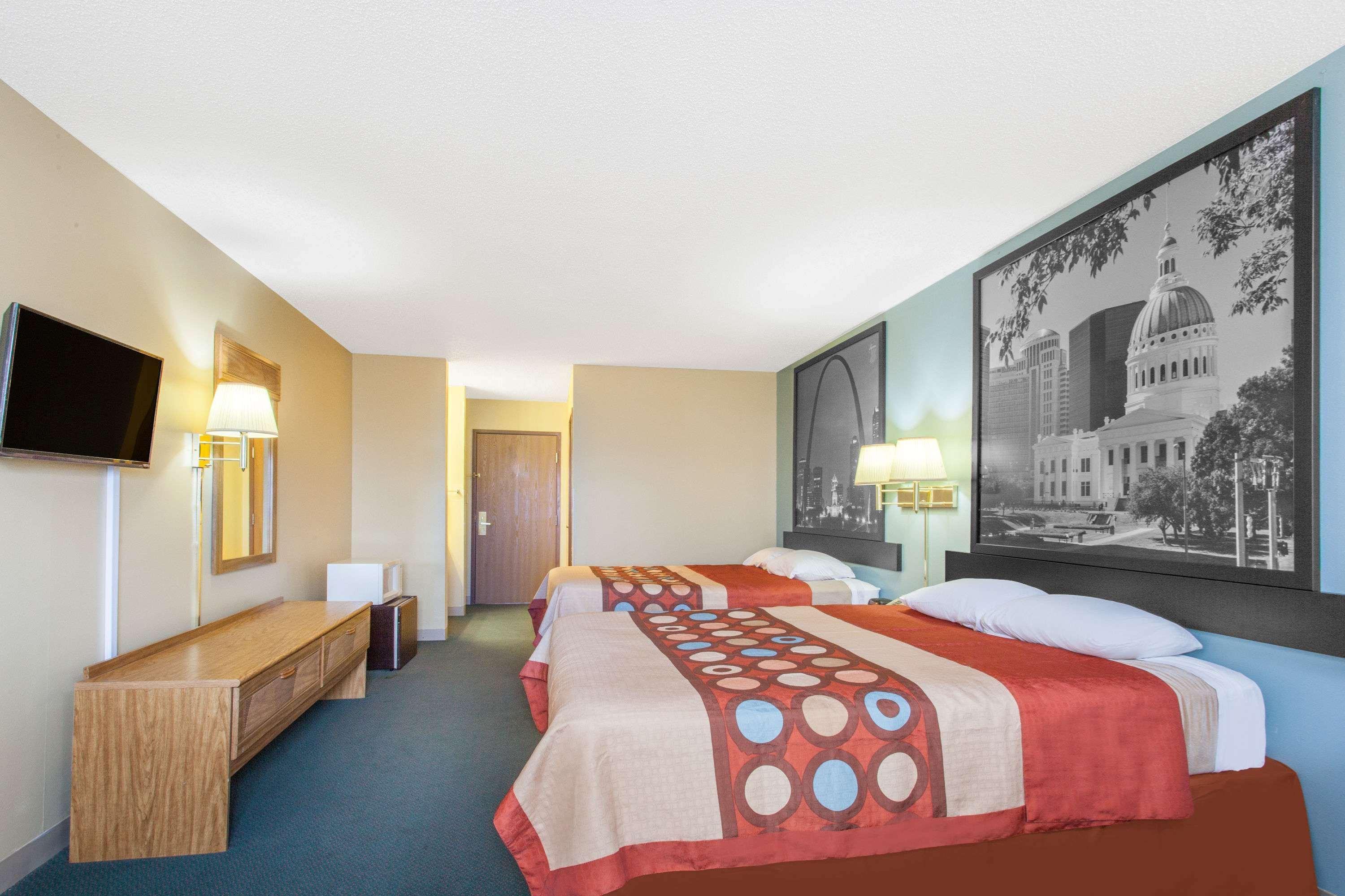 Super 8 By Wyndham Carthage Hotel Екстериор снимка