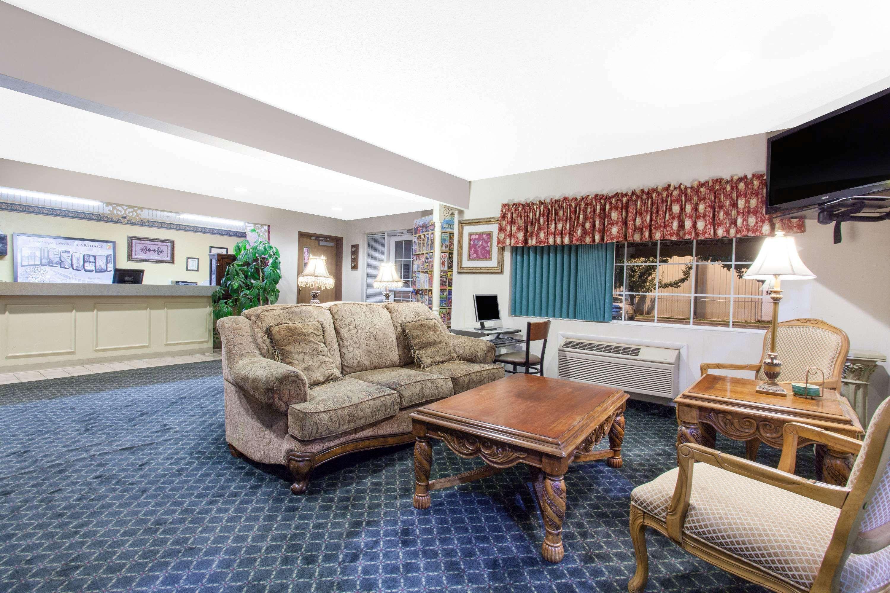 Super 8 By Wyndham Carthage Hotel Екстериор снимка