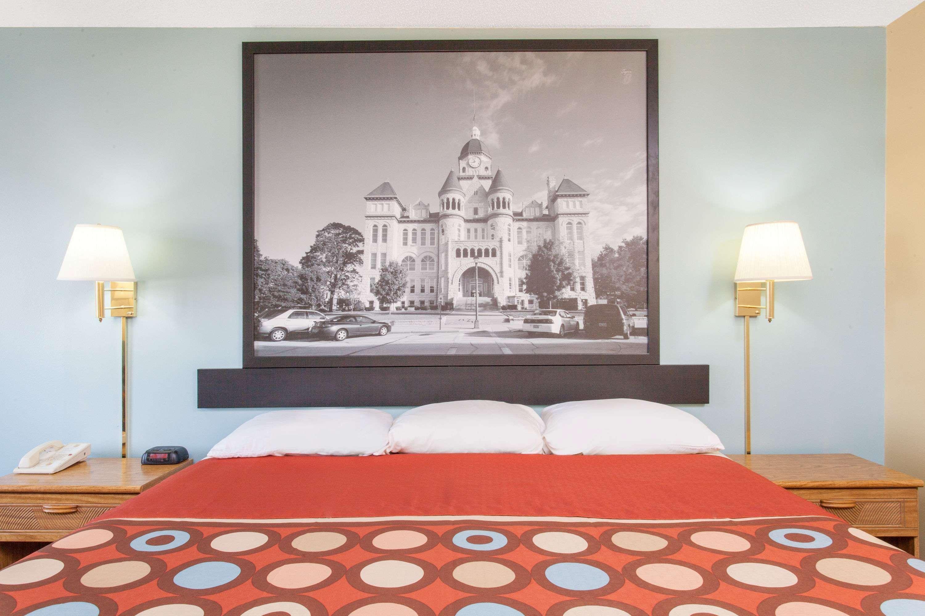 Super 8 By Wyndham Carthage Hotel Екстериор снимка